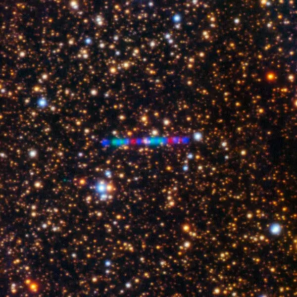 یک خط چند‌رنگ از نقاط در یک میدان ستاره‌ای متراکم.