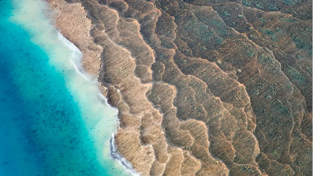 پروازی بر فراز طبیعت دستنخورده، سواحل و رودخانهها.