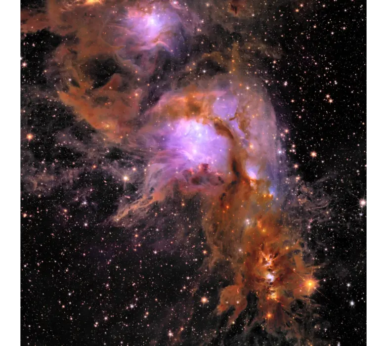 ابرهای شگفتانگیز بنفش و نارنجی در یک میدان وسیع فضایی