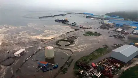 Getty Images: موج سونامی باعث سیلاب در شهر سِورو‑کوریلِسک روسیه شد پس از زلزلهٔ مقیاس ۸٫۸ در شبهجزیرهٔ کامچاتکا (منبع: Getty Images)