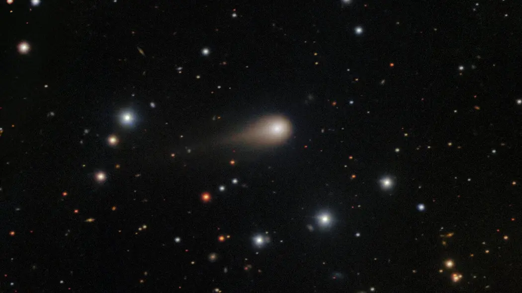 عکس دنباله‌دار 3I/ATLAS با دم طولانی که در فضا می‌تابد