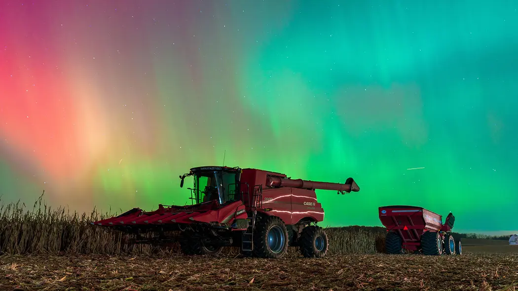 طوفان خورشیدی مزرعههای ویسکانسین را با یک ترکیبکن در نمایش شفق نادر روشن میکند