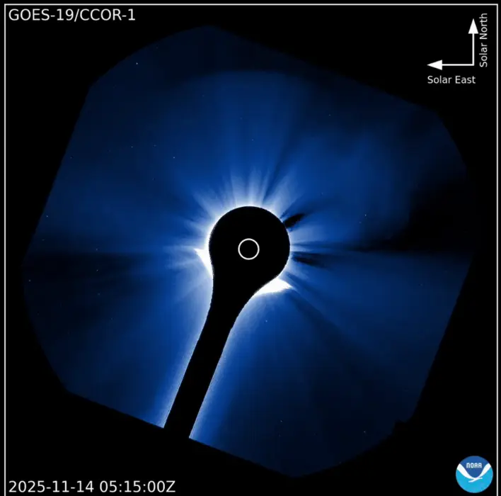 انیمیشن GIF نشان‌دهنده پرتاب جرم تاجی (CME) منتشر شده در طول انفجار خورشیدی کلاس X از خورشید