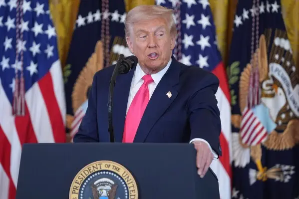 رئیس‌جمهور دونالد ترامپ در یک رویداد دربارهٔ پرستاری کودکان در اتاق شرقی کاخ سفید، روز پنجشنبه ۱۳ نوامبر ۲۰۲۵ در واشینگتن سخن می‌گوید. (عکس AP/Evan Vucci)