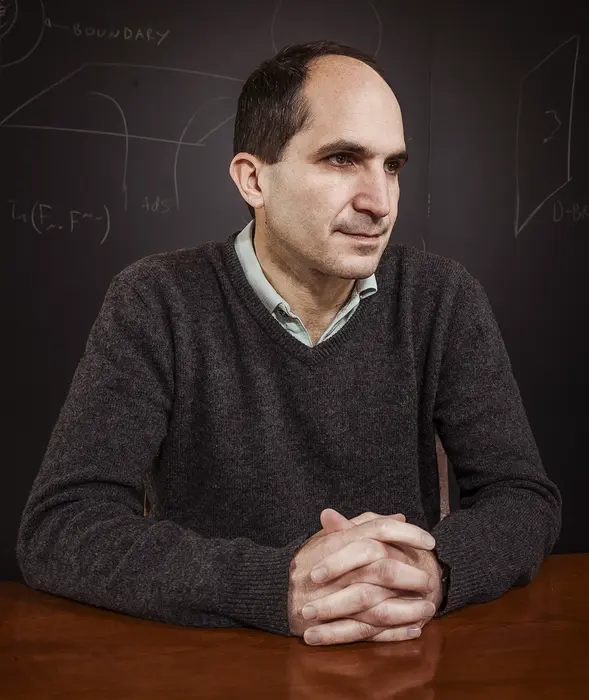 مردی با پلی قهوهای پشت میزی