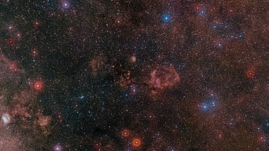 تصویری از اعماق فضا که ابرهای سحابی قرمز و درخشانی را نشان میدهد. این ابرها طرح کلی بدن و بالهای یک خفاش را تشکیل داده و با رشتههای تاریک گاز میانستارهای در پسزمینهای مملو از ستاره در هم تنیدهاند.