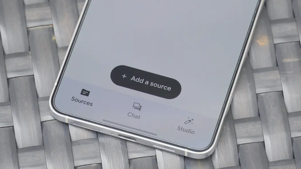 اپلیکیشن NotebookLM برای اندروید که روی سامسونگ گلکسی S25 Edge اجرا میشود.