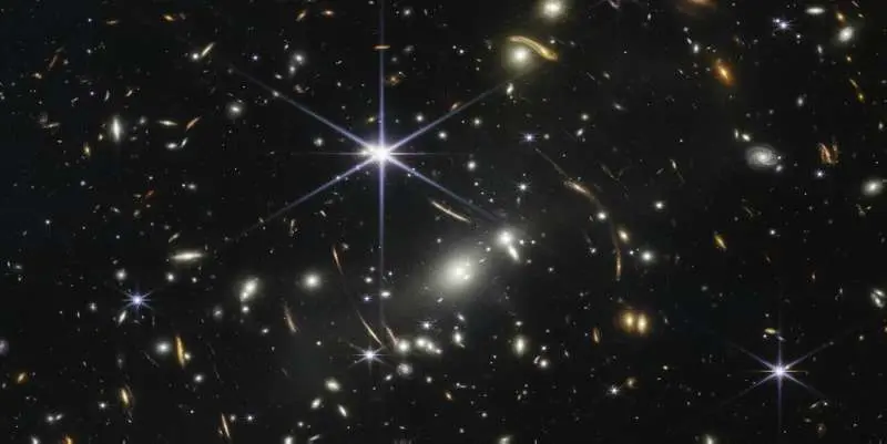 وقتی تاریکی می‌درخشد: چگونه ستارگان تاریک می‌توانند کیهان اولیه را روشن کنند