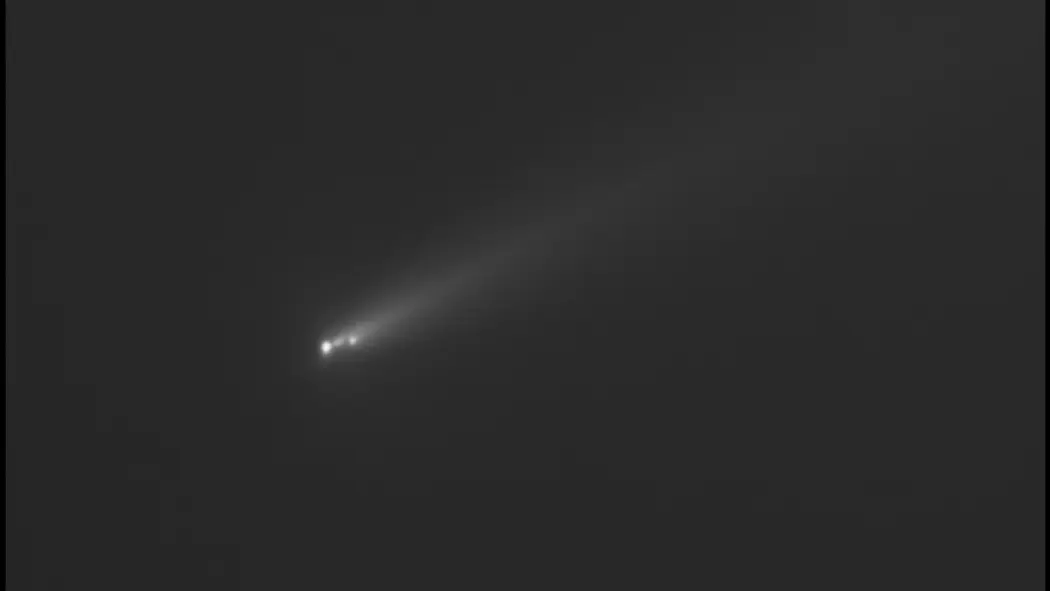 تصویر سیاه‌سفید از یک کشیده که در فضای بیرونی می‌درخشد