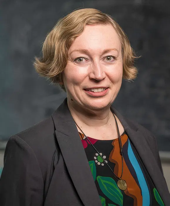 پرتره‌ای از زنی با موهای کوتاه بلوند