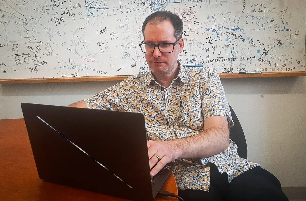 یک جفت عکس از مردان شبیه‌هم‌چون در دفاترشان.