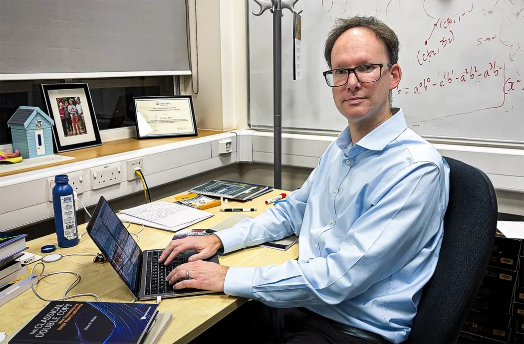 یک جفت عکس از مردان شبیه‌هم‌چون در دفاترشان.