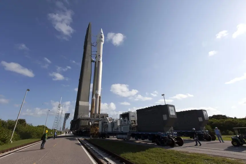 موشک Atlas V ساخته United Launch Alliance که فضاپیمای OSIRIS‑REx را به فضا برد، در ایستگاه نیروی هوایی کیپ کاناور، فلوریدا، در ۸ سپتامبر ۲۰۱۶.