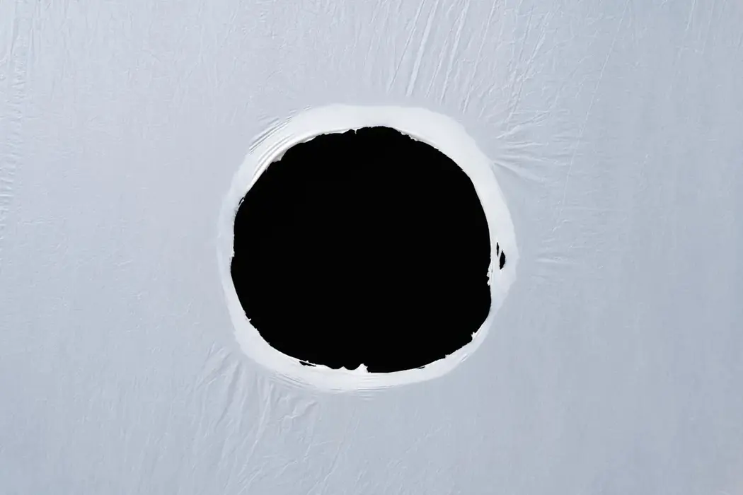 سوراخ خالی در ورق پلاستیک سفید