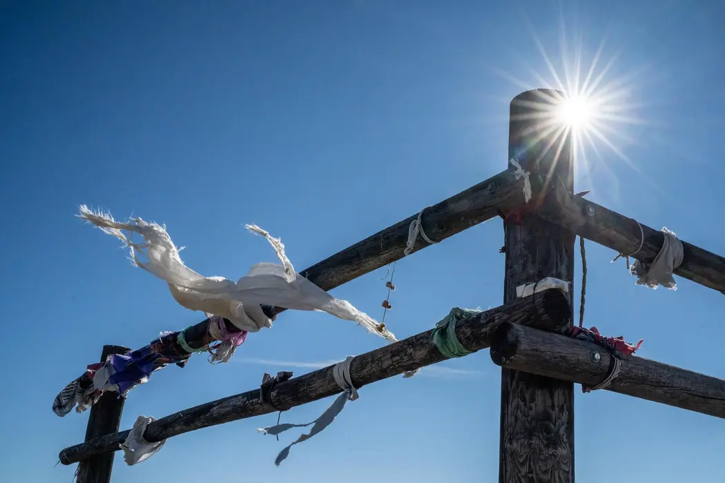 دانه‌های مروارید، گردنبندها، دستبندها و تکه‌های پارچه‌ای که در باد سرد زمستان بر روی حصار می‌وزند