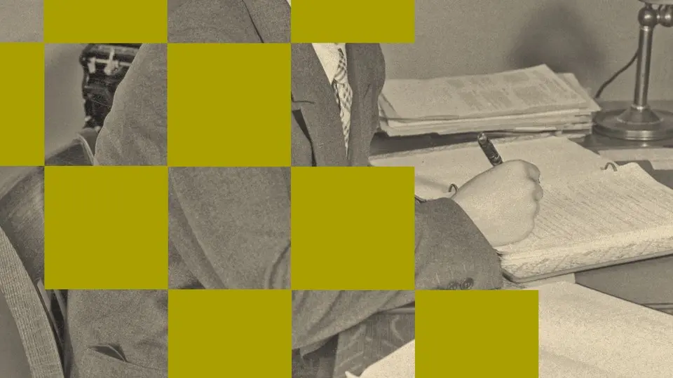 عکس دانشجویی با کت و شلوار که در یک دفترچه می‌نویسد؛ تصویر شامل مربع‌های سبز