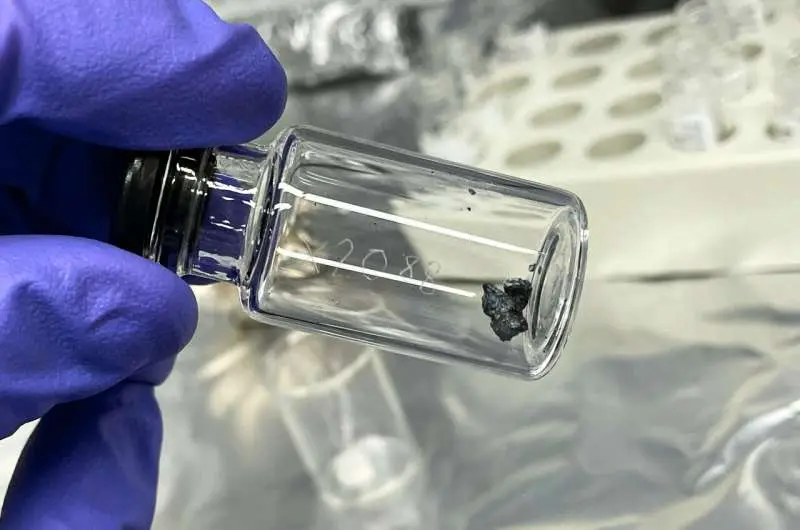 شهاب‌سنگی حاوی اسیدهای آمینه سرنخ‌های جدیدی دربارهٔ منشأ حیات بر روی زمین