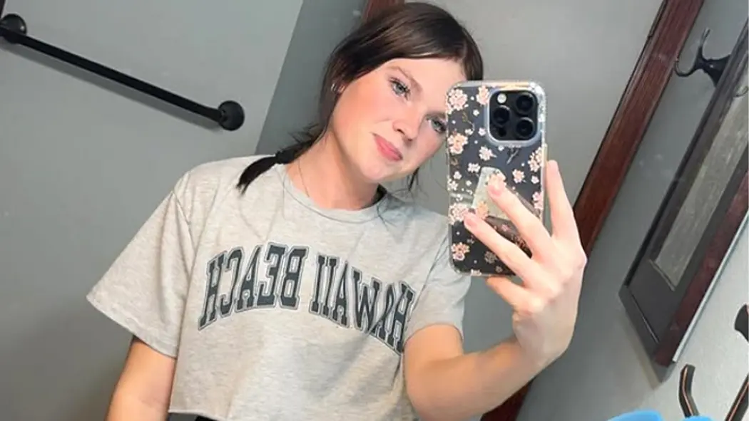 آنا کپنر در سلفی لبخند می‌زند