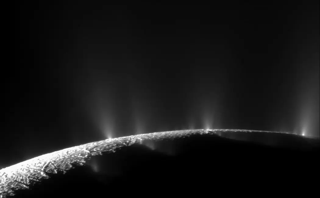 فضاپیمای کاسینی ناسا فواره‌های تماشایی، بزرگ و کوچک، را ثبت کرده است که از نقاط متعددی در امتداد «نوارهای ببری» معروف در نزدیکی قطب جنوب انسلادوس، قمر زحل، یخ‌آب به بیرون پرتاب می‌کنند.