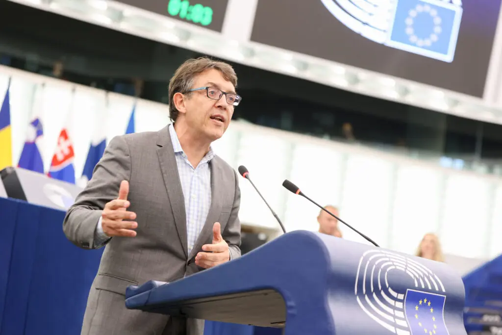 کریستوف کلرژو، سوسیالیست فرانسوی، در حال دفاع از موضع خود برای حمایت از شرکت‌های کوچک و محیط‌زیست.