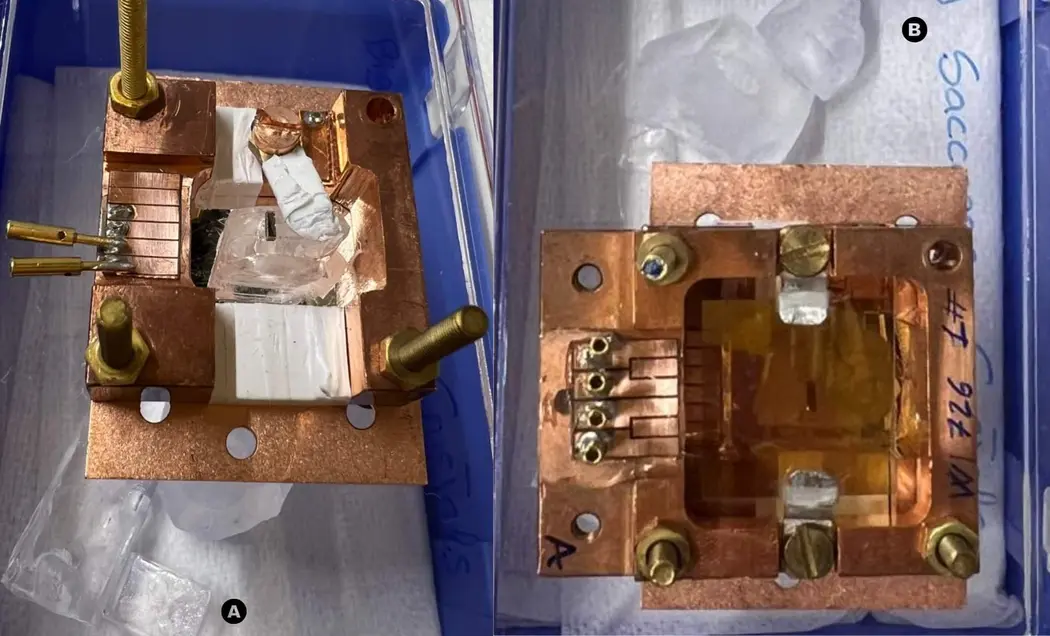 (الف) کریستال شکر مجهز به ترمیستور NTD و سوار شده در نگهدارنده مسی آن. کریستالهای شکر بزرگتر، تولیدشده با همان روش، در جعبه زیر آشکارساز قابل مشاهده است؛ (ب) ماژول آشکارساز نور سوار شده بالای آشکارساز شکر