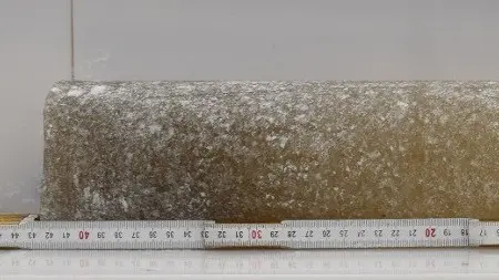 عکسی از هسته یخ ۶ میلیون ساله روی میز.