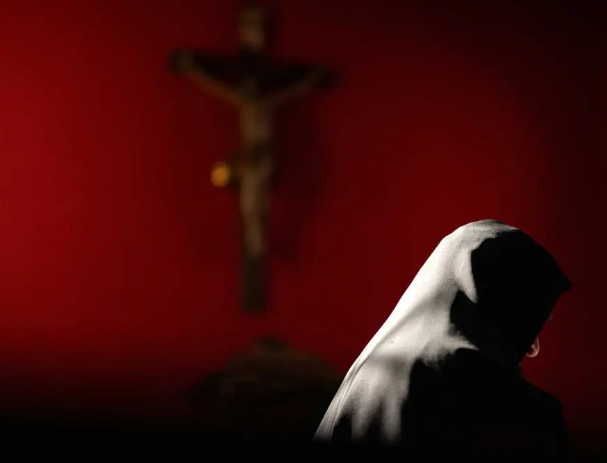 خواهر برنادت، ۸۸ ساله، در ۲۰ سپتامبر در کلیسای کوچک صومعه قلعه گلدن‌اشتاین اتریش در حال نیایش است.