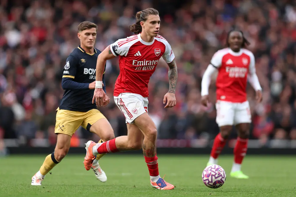 لندن، انگلستان - ۴ اکتبر: ریکاردو کالاتوری از آرسنال و ایتالیا با توپ در حال دویدن در مسابقه لیگ برتر بین آرسنال و وستهم یونایتد در استادیو امارات در ۴ اکتبر ۲۰۲۵ در لندن، انگلستان. (عکس از الکس پنتلینگ/گتی ایمیجز)