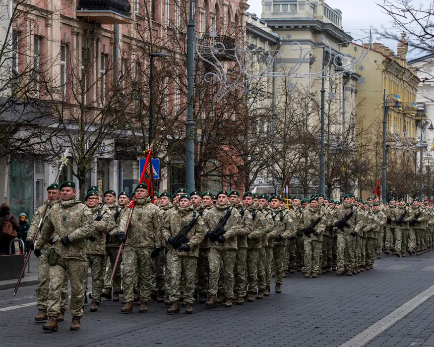 سربازان موقوف در لباس نظامی، برخی مسلح، بهصورت هماهنگ راهپیمایی میکنند
