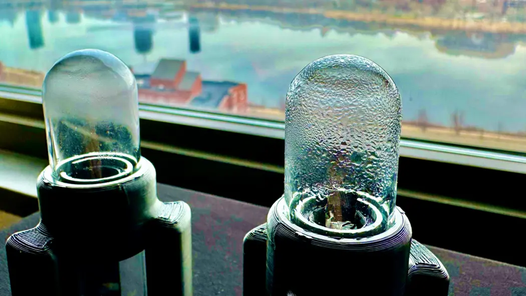 دو نمونه اولیه از سیستم فراصوتی که برای «تکان دادن» آب از برداشتکننده آب جوی استفاده میشود.