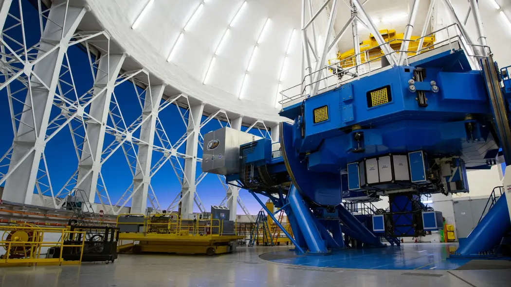 ساختار فلزی آبی بزرگ زیر گنبد سفید