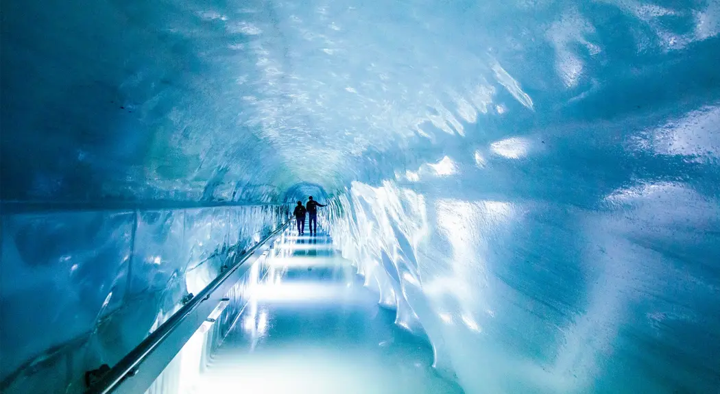 یک تونل طولانی که به‌درون یک بلوک یخ امتداد دارد