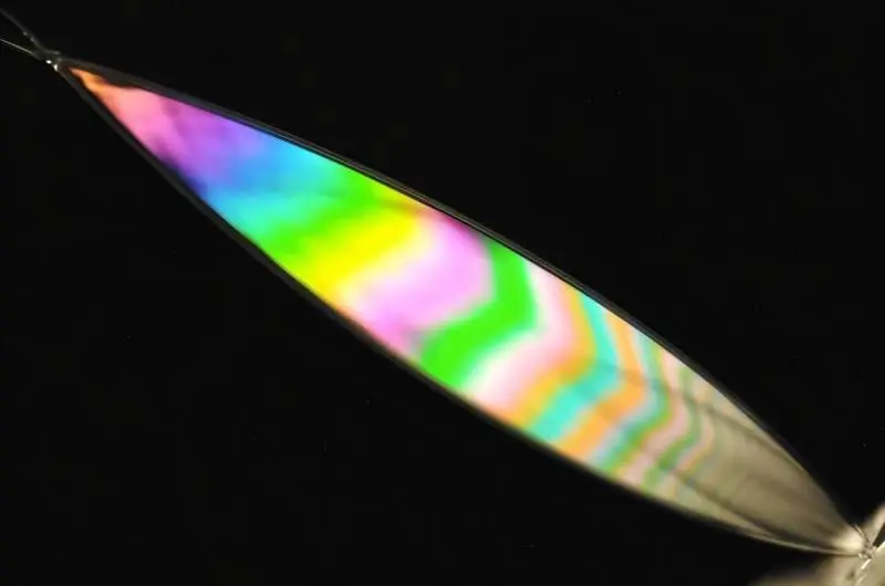 پژوهشگران SLAC ابزارهای جدیدی برای مطالعهٔ سطح مرموز آب به کار می‌گیرند