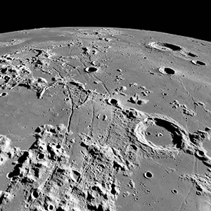 نمای مایل از ریماهای هیپالوس در ماه، که گسترۀ گرابن‌ها را نشان می‌دهد که بیش از ۲۵۰ کیلومتر امتداد دارند. عرض تصویر تقریباً ۱۵۰ کیلومتر در پایین و ۵۰۰ کیلومتر در افق است. دهانهٔ برجستۀ مرکزی کمپانوس (قطر ۴۶ کیلومتر) در پیش‌زمینهٔ راست و بولیالدوس (قطر ۶۱ کیلومتر) نزدیک به لبه (بالا سمت راست) است. منبع: NASA/GSFC/دانشگاه ایالتی آریزونا.