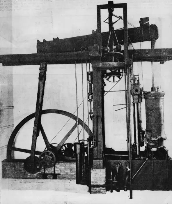 حدود ۱۸۹۹: موتور بخار «Sun and Planet» جیمز وات، که در ۱۷۸۱ ثبت اختراع شد. عملکرد موتور پرتوی که دندهها را بهحرکت درمیآورد، امکان استفاده از موتور بخار در ماشینآلات کارخانهای را فراهم کرد.