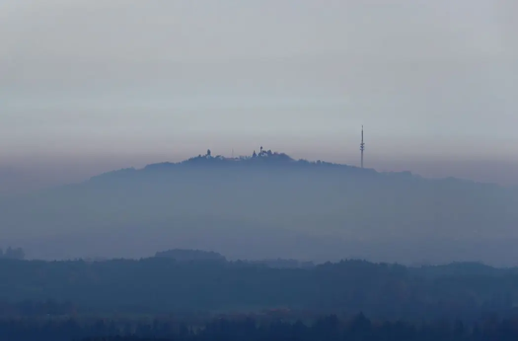 ایستگاه هواشناسی هُهِنپایسنبرگ و کلیسای زیارتگاه عروج مریم که در ۹ نوامبر ۲۰۱۸ از مه بیرون میآید.