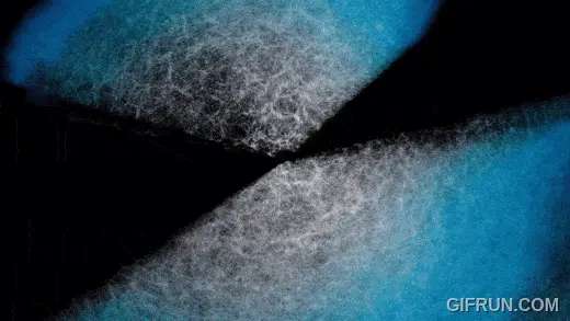 انیمیشن انتزاعی الگوهای سفید بافت‌دار که به‌صورت متقارن بر روی پس‌زمینهٔ آبی‑سیاه شکل می‌گیرد، رقص مرموز انرژی تاریک را به‌صورتی ملایم نشان می‌دهد که حضور آن به‌تدریج با دقت DESI ضعیف می‌شود.