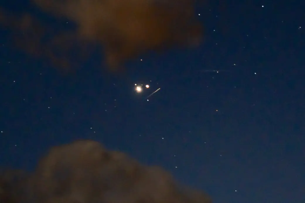 تلاقی بزرگ مشتری و زحل در سال ۲۰۲۰ که همزمان با بارش شهاب‌گان اورسید رخ داد، در تصویر فوق بر فراز اشلند، اورگن نشان داده شده است