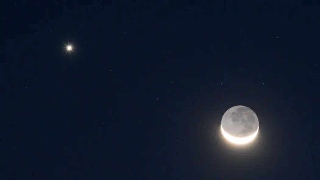 زهره و ماه هلالی کنار هم.