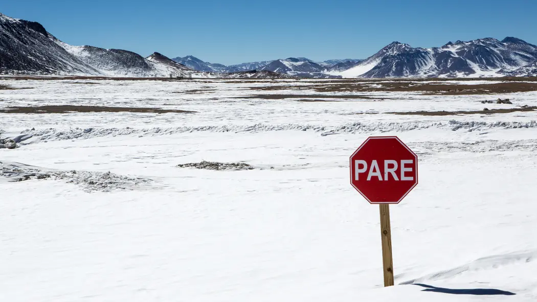 عکس برف در صحرای آتاکاما که از کنار جاده گرفته شده است
