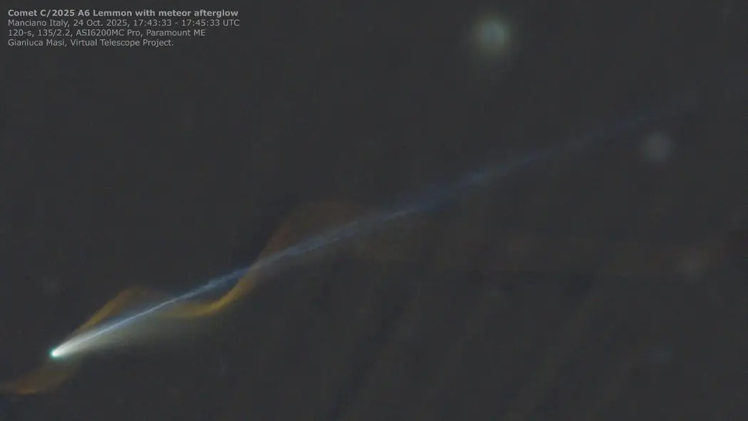 یک شهاب‌سیار با هستهٔ روشن در سمت پایین راست تصویر، در پس‌زمینهٔ تاریک فضا نشان داده شده است، به‌طوری که دم طولانی‌اش به‌صورت مورب به سمت بالا‑راست امتداد دارد