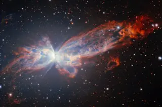 این تصویر ارائه‌شده توسط NSF NOIRLab، NGC 6302 را نشان می‌دهد؛ سحابی سیاره‌ای گسترده‌ای که شبیه یک پروانهٔ کیهانی است. (NSF NOIRLab از طریق AP)