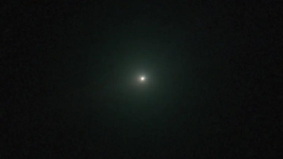 تصویری از شهاب‌سنگ 3I/ATLAS که به‌صورت یک نقطه سفید با رنگ سبز ظاهر می‌شود.