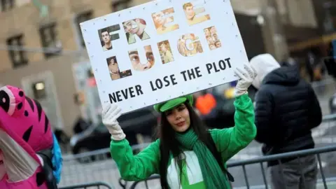 رویترز؛ حامی لوئیجی مانگیونه در بیرون دادگاه در ۱ دسامبر ۲۰۲۵