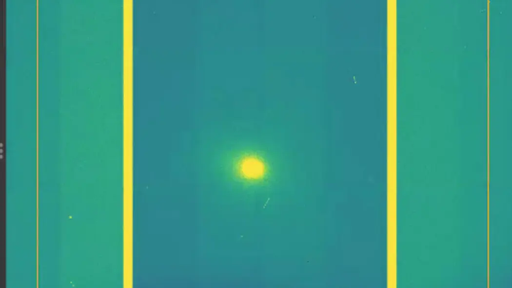 یک اسکرینشات از یک دایرهٔ سیاه در مرکز و سه توپ نورانی که به سمت خلاف جهت عقربههای ساعت میچرخند. در پسزمینه، حلقههای ماده به شکل دیسکی دور سیاهچاله دیده میشود.