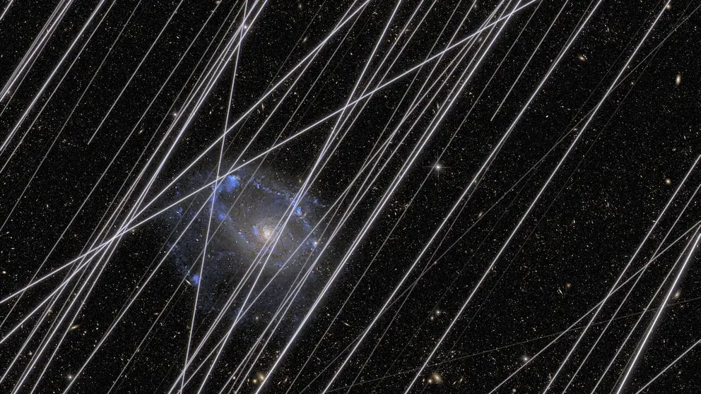 عکس: این برگه که در تاریخ ۳ دسامبر ۲۰۲۵ از ناسا به دست آمده، تصویری شبیهسازی میکند که نشان میدهد نورهای ماهوارهها چگونه تصاویر جهان گرفتهشده توسط تلسکوپهای فضایی را آلوده میکنند.