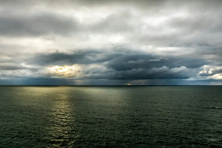 ابرهای طوفانی تیره بر فراز اقیانوس.