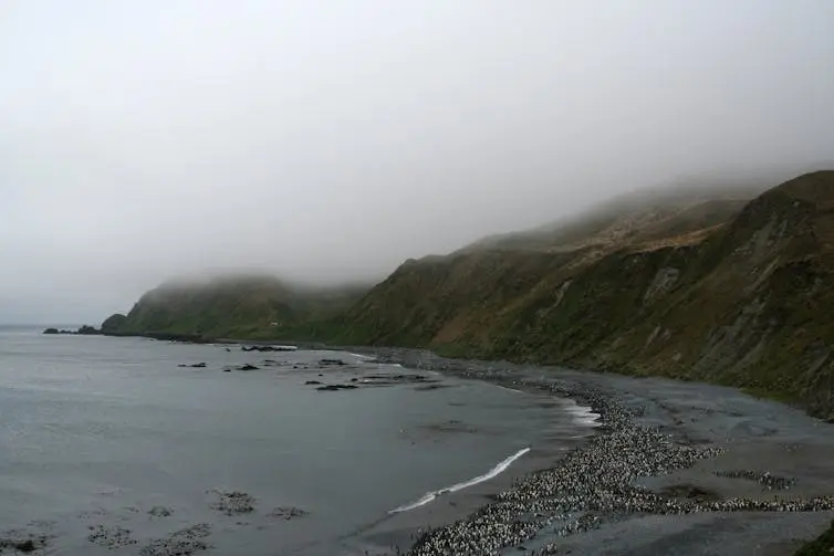 جزیرهای که توسط ابرها در بر گرفته شده است.