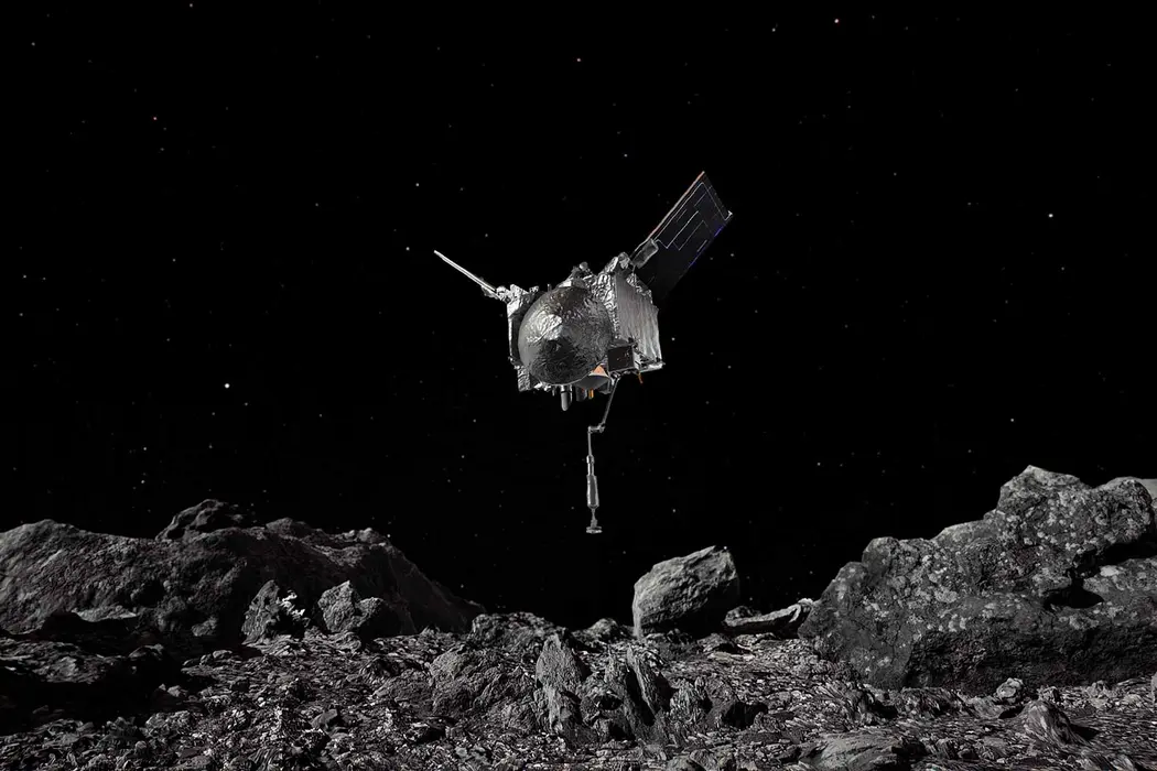 تصویر هنری از فضاپیمای OSIRIS‑REx که به سمت شهابسنگ بنو مینشیند تا نمونهای جمعآوری کند