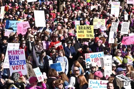 افراد با تابلوهای اعتراض